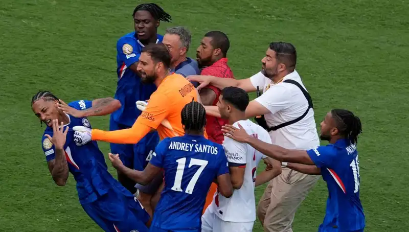 Futbol Arenasında Şok Anlar: Teknik Direktörden Oyuncuya Yumruk!