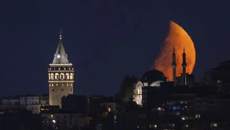 İstanbul'da Yarım Ay Manzarası: Gözleri Büyüleyen Doğa Olayı