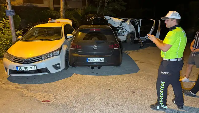 Alkollü Sürücü Sokağı Savaş Alanına Döndürdü: Üç Araç Hasar Gördü!