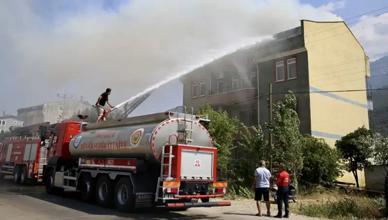 Çatı Katında Çıkan Yangın, Başkentte Korku Dolu Anlar Yaşattı