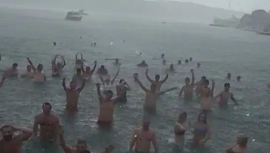 İstanbul’da Yağmura Rağmen Bebek’te Denize Giren Kalabalık: Tatil Keyfi Sürdürülüyor!