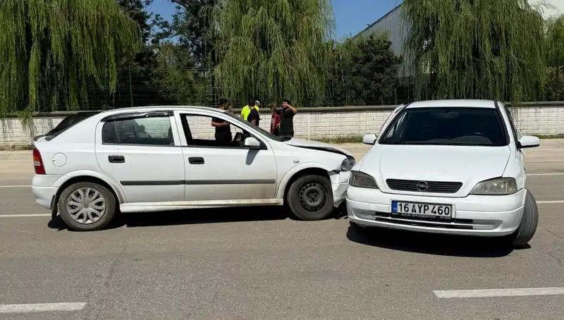 İki Otomobil Çarpıştı: Başkent'te Kaza Sonrasında İki Yaralı