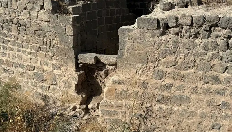 Diyarbakır'da Kilise Zamanın İzlerini Gösteriyor: Hamam İddialarını Çürütüyor