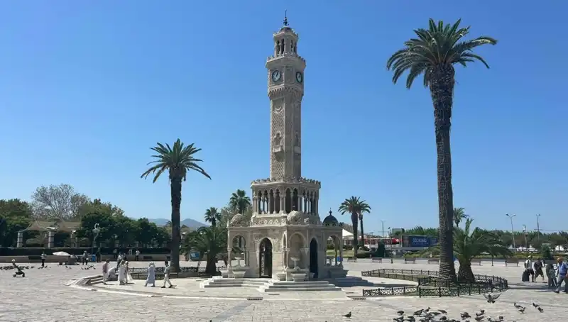 İzmir'de Sıcak Hava Dalgası: Meydanlar Boş, Vatandaşlar Serinleme Arayışında