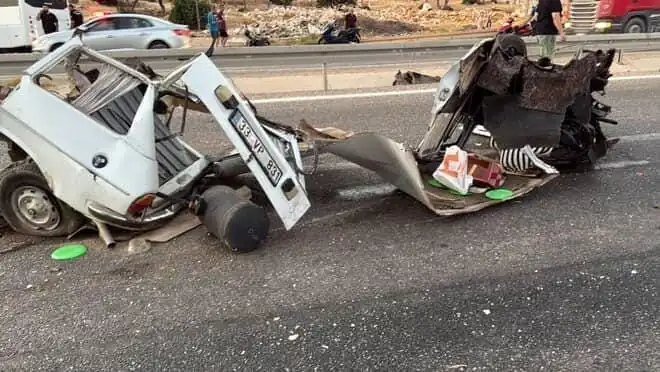 Bariyere Çarpan Araç Fazla Hızdan Hurda Haline Geldi: Bir Ölü, Bir Yaralı