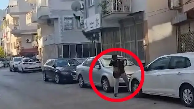 İzmir'de Sıcak Saatler: Saldırganla Çatışma Anları Kameralara Yansıdı