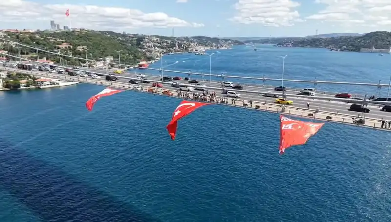 İstanbul'daki Köprüye Dev Türk Bayrağı Asıldı, Vatandaşlardan Yoğun İlgi