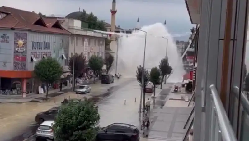 İçme Suyu Hattındaki Patlama Şehri Suya Gömülttü: Yüksek Fışkırma Olayı