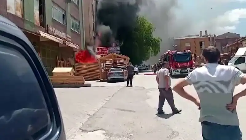 Ankara'da İş Yerlerinde Büyüyen Yangın Paniği: Vatandaşlar Yarıda Kaldı