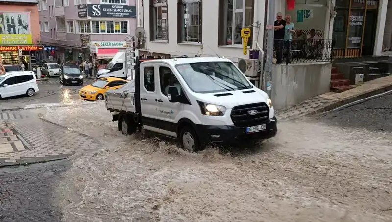 Sağanak Yağışlar Başkentte Hayatı Felç Etti: Su Baskınları Sokakları Kapladı